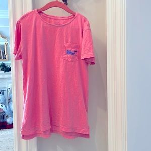 Vineyard vines girls t-sorts in hot pink.